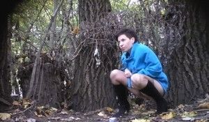 Подсматривают как женщины писают в парке