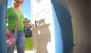 В биотуалете засняли блондинку с мясистой попой