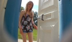 Писающая девушка попалась на камеру спрятанную в туалете