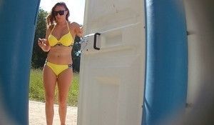 Брюнетка в желтом купальнике писает в туалете и показывает киску