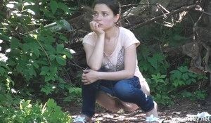 Девушка зашла пописать в кустики в которых поставили камеру