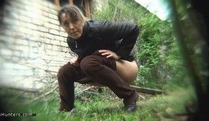 Уличные зассанки писают за гаражами