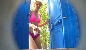 Женщина зашла в пляжный туалет с запасным тампоном