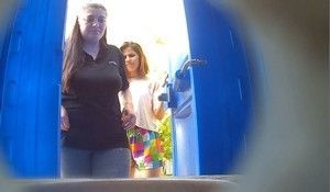 Толстая девка спалилась писающей в туалете