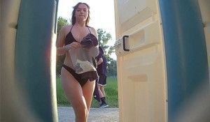 Красивый писсинг в туалете молодой девушки