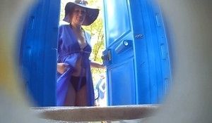 Девка в панаме ссыт в пляжном биотуалете