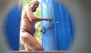 Девушка писает спустив плавки, и показывает свою щелку