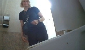 Подглядывание в туалете за женщиной замаскированной камерой