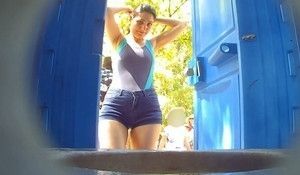 Полностью голая девушка писает в пляжном туалете