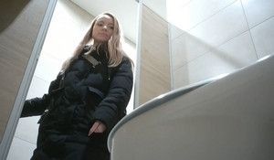 Девушка с голой писей в общественном туалете