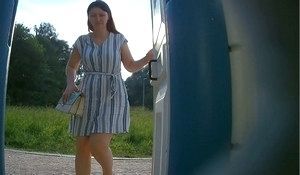 Подглядывание за женщиной в уличном туалете