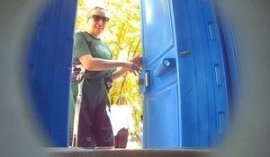 В летнем туалете подсмотрели за писающей женщиной