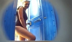 В биотуалете шпионят за молодой девахой