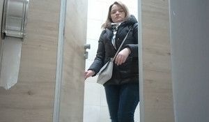 Писсинг молодой пышки в общественном туалете