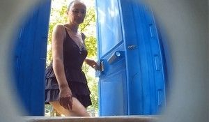 Дамочка средних лет писает в уличном туалете