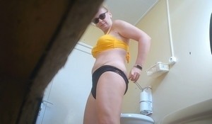 Женщина пописала в туалете. и засветила на камеру свою киску