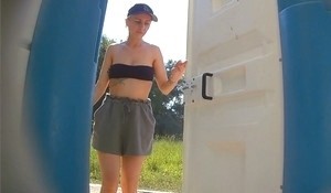 Девушка писает придерживая шнурок тампона