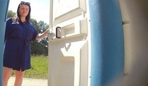Женщина залезла на унитаз и крупно показала свою писечку