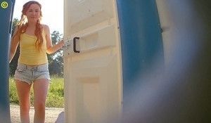 Рыженькая девушка писает в уличном туалете перед камерой