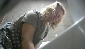 Крупно засветила в туалете голую пелотку