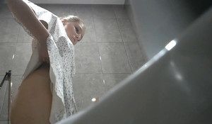 Подсматривает в туалете как красивая девушка писает