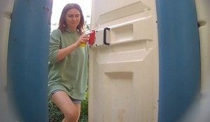 Писающая девушка в туалете не знает что за ней подглядывают