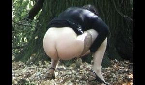 Девки ходят писать в парк