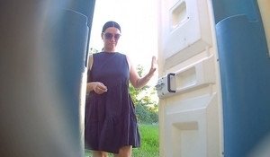 Поставил в туалете камеру и подглядывает за русской брюнеткой