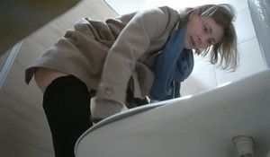 Подглядывают как писает в туалете молодая бабенка