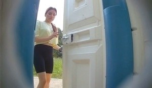 Молодая красавица отливает в уличном сортире