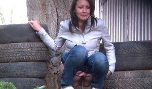 Парни подловили и засняли писающую девку