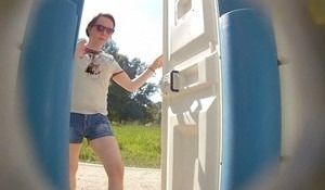 Красиво выгнулась чтобы пописать