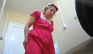 Женщина зашла в туалет и попалась на скрытую камеру