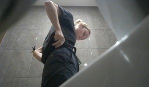 Девушка писает в уборной а ее снимают на камеру