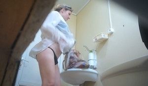 В пляжном туалете подглядывают за писающей девицей