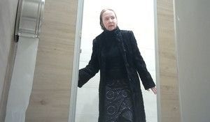 Женщина повернулась жопой к камере и писает