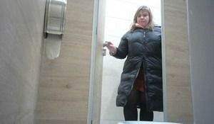 Толстенькая бабенка засветила свой вареник в общественном туалете