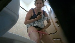 Женщина справляет нужду и попадает в туалете на скрытую камеру