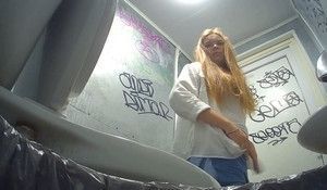 Рыженькая девушка показала в туалете писю
