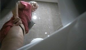 Крупно показала в туалете голый вареник