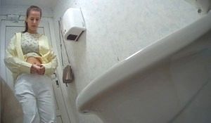 Засняли туалетный писсинг молодой девушки